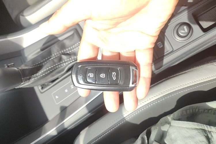 Audi Q3 2020 car image #9
