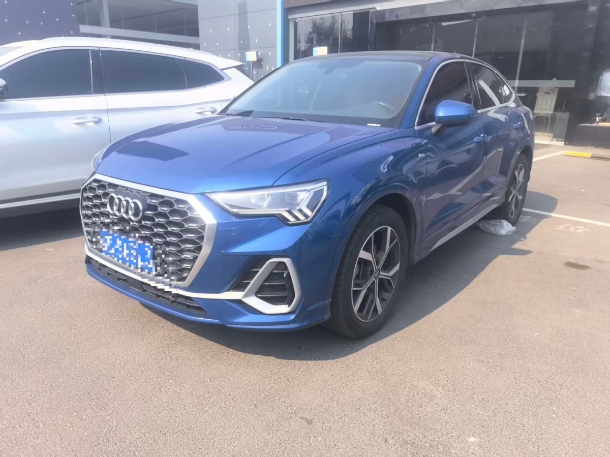 Audi Q3 2021 صورة سيارة 