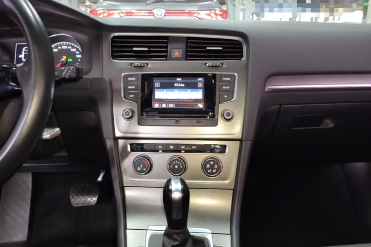 Volkswagen Golf 2016 car image #13