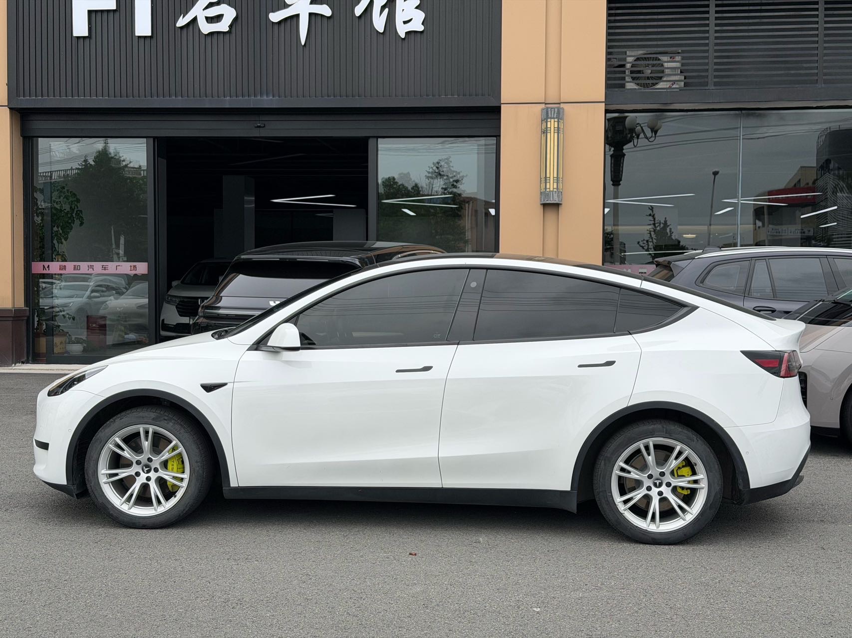 Tesla Model Y 2022 car image #3