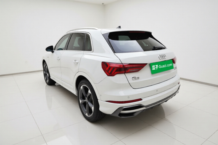 Audi Q3 2022 car image #5