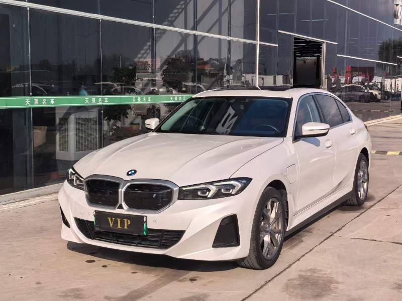 BMW i3 2023 immagine di auto 