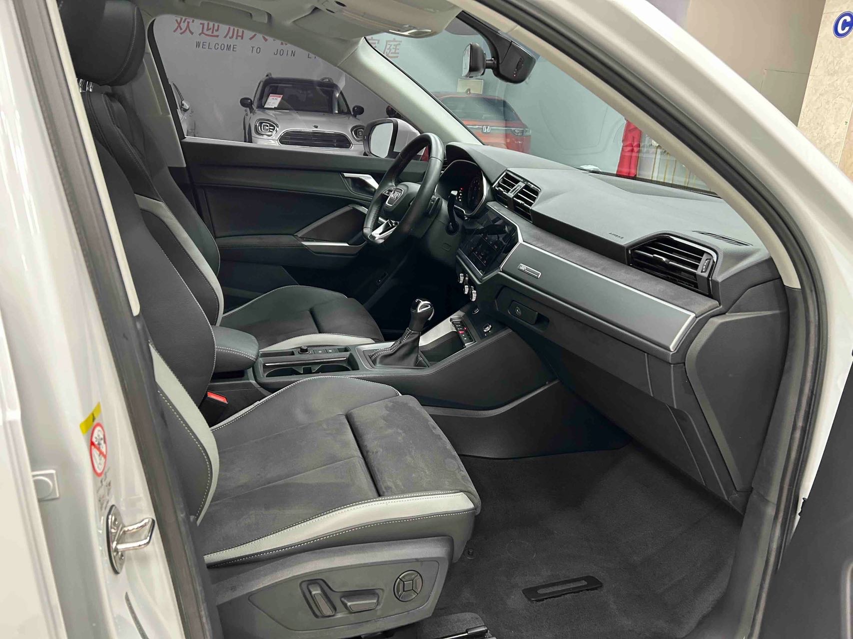 Audi Q3 2022 car image #9