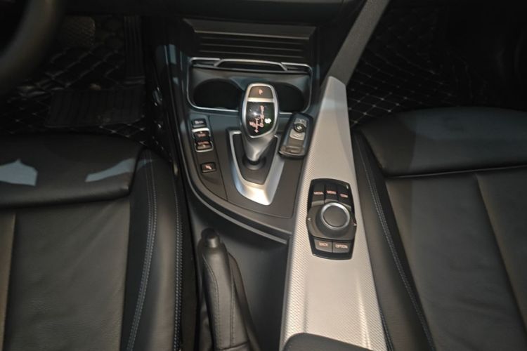 BMW 3 Series 2019 car image #14