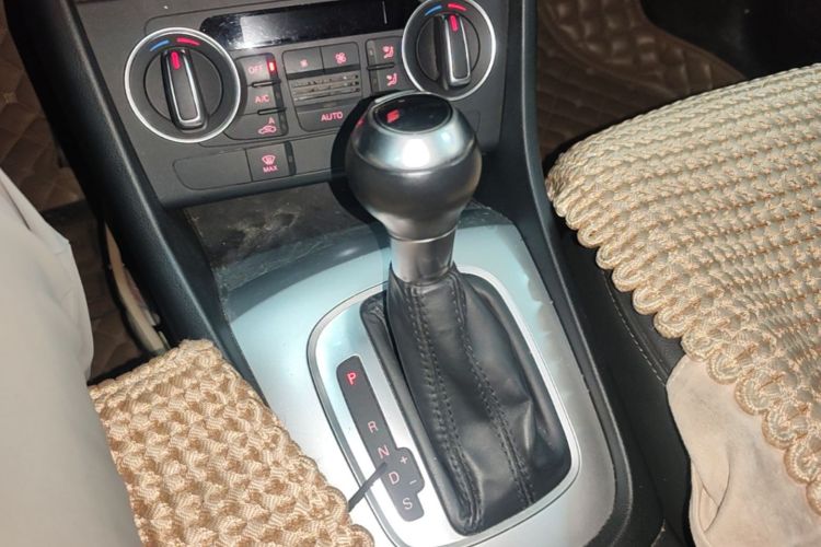 Audi Q3 2016 car image #14