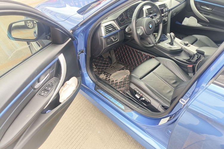 BMW 3 Series 2018 car image #12