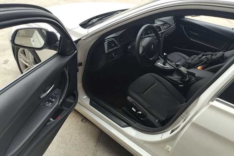 BMW 3 Series 2017 car image #16