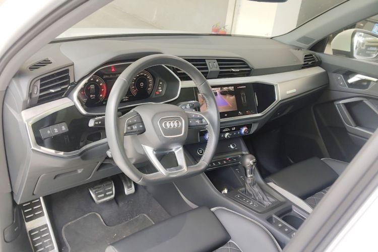 Audi Q3 2025 car image #10