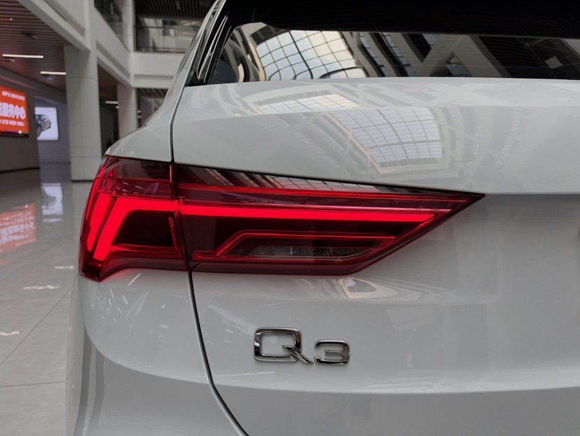Audi Q3 2023 car image #17