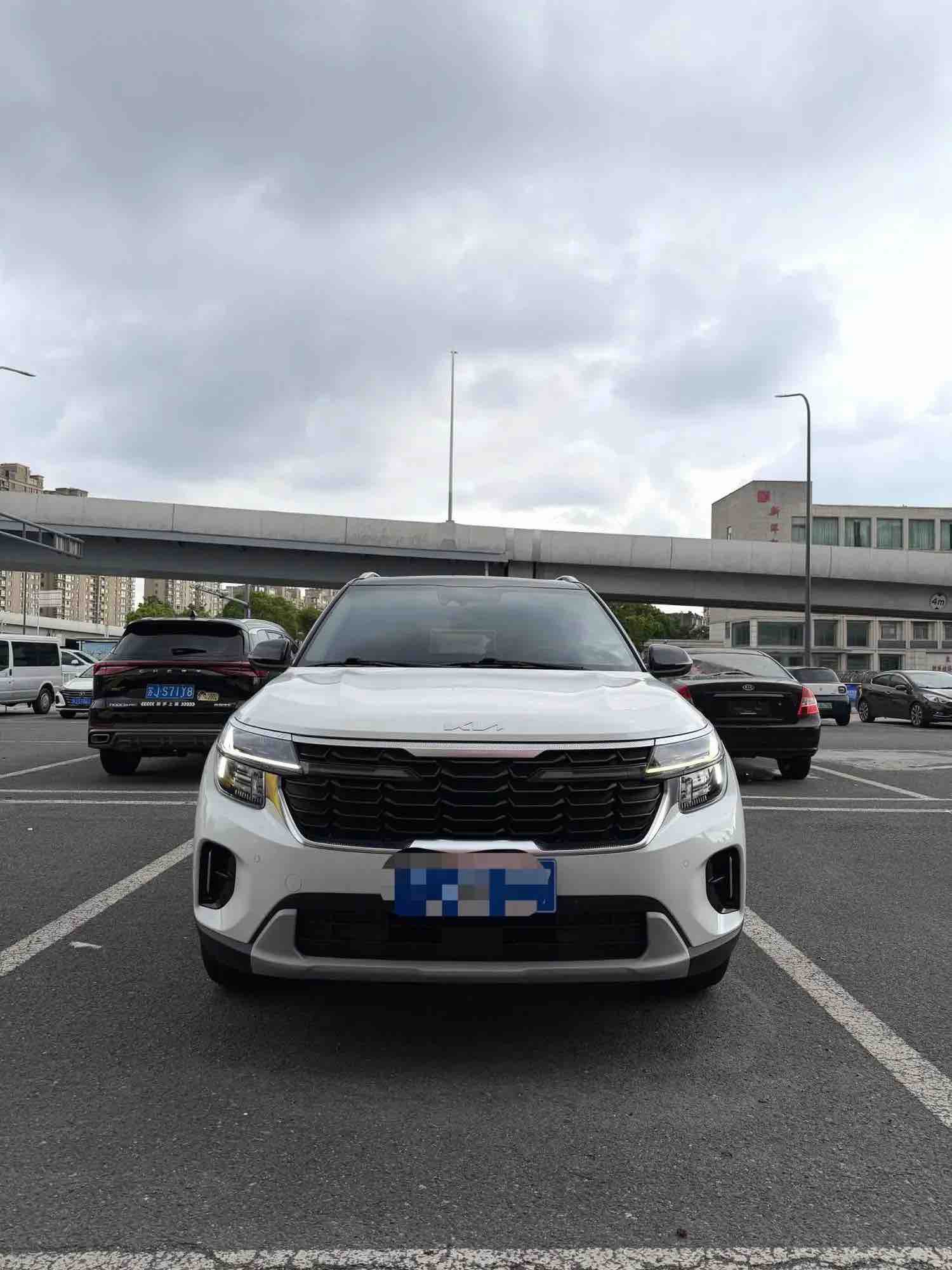 Kia Seltos 2023 car image #2