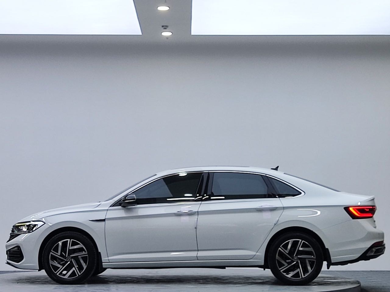 Volkswagen Sagitar 2023 car image #4