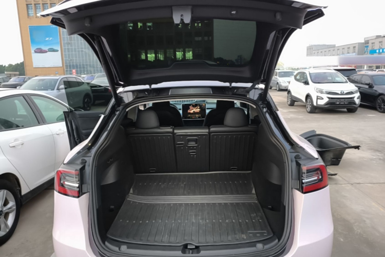 Tesla Model Y 2024 immagine di auto #19