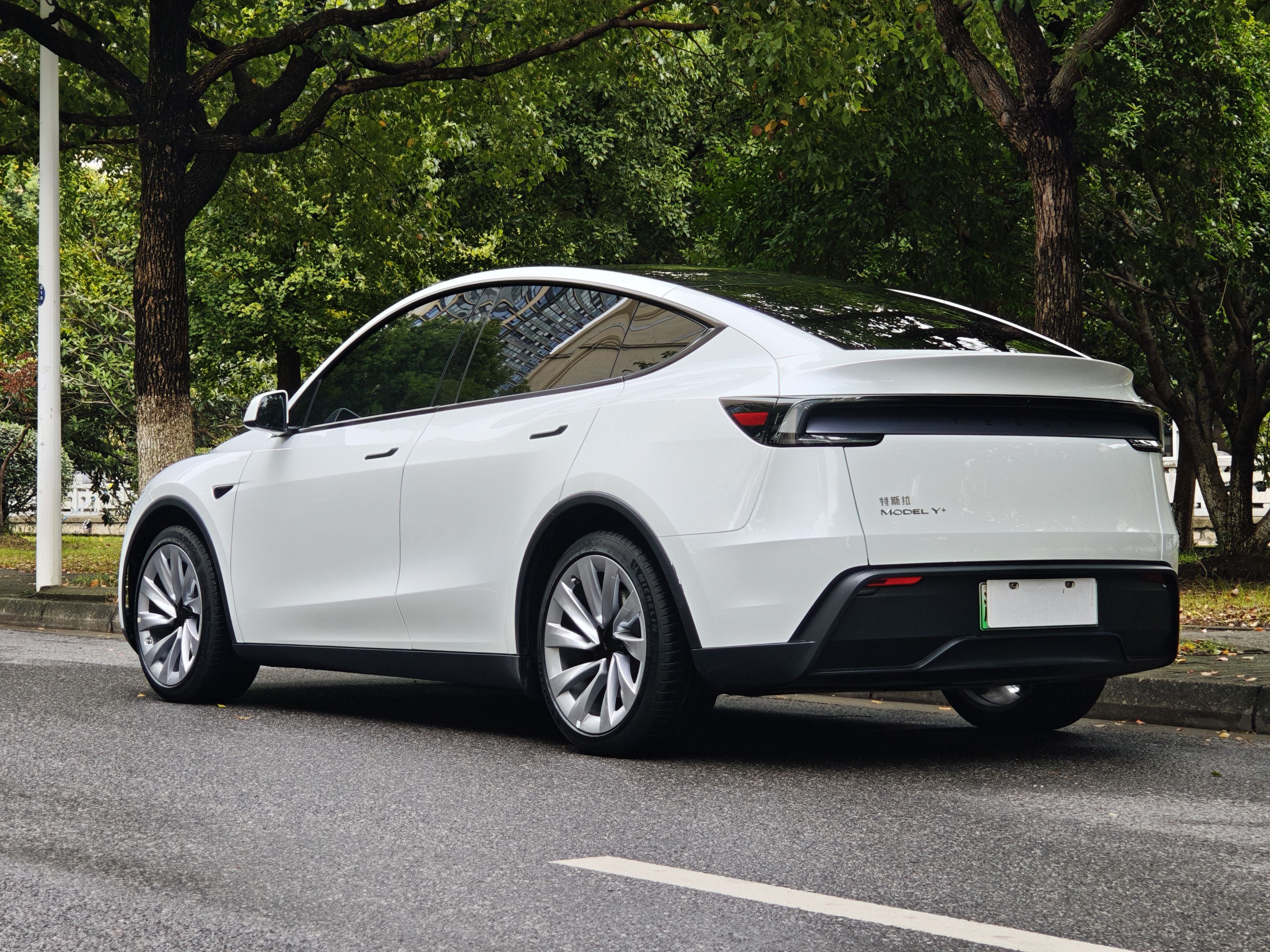 Tesla Model Y 2025 #14 Tesla Model Y 2025 car image #14