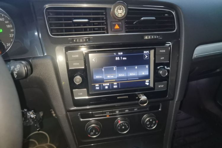 Volkswagen Golf 2018 car image #17