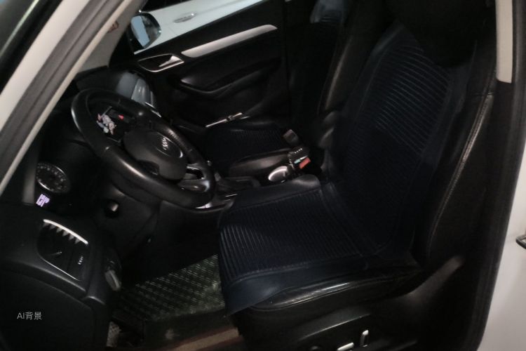 Audi Q3 2019 car image #17