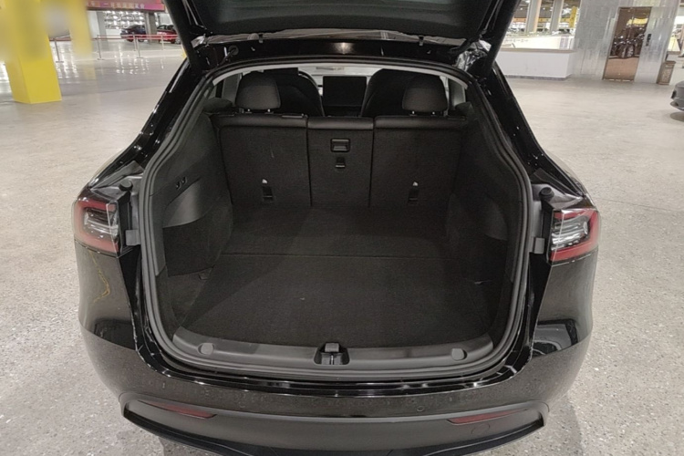 Tesla Model Y 2023 immagine di auto #19