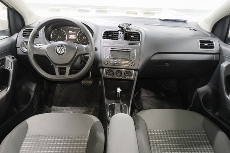 Volkswagen Polo 2015 car image #10