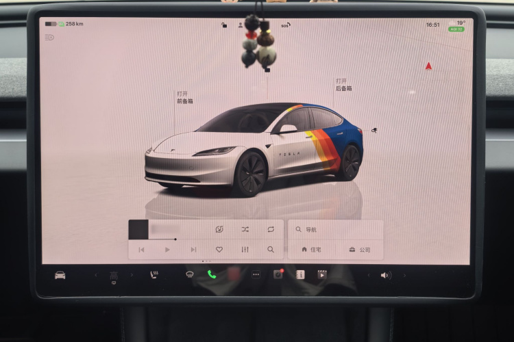 Tesla Model 3 2026 immagine di auto #13