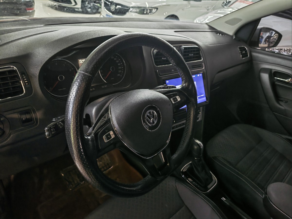 Volkswagen Polo 2015 car image #6