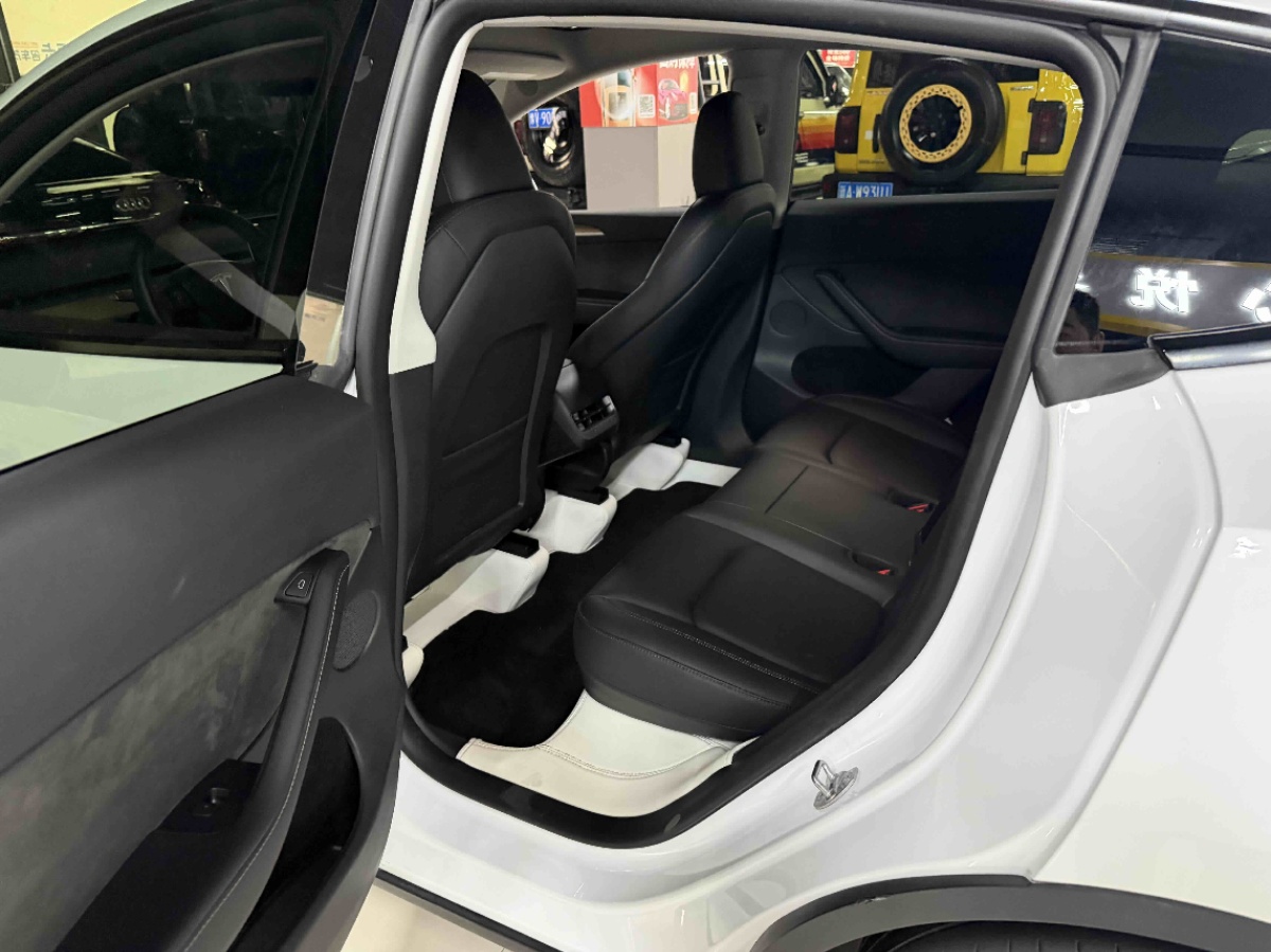 Tesla Model Y 2023 car image #3