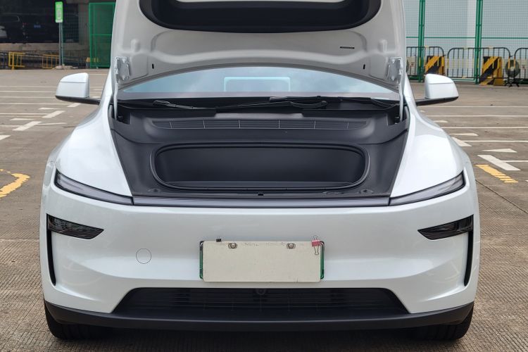Tesla Model Y 2025 #28 Tesla Model Y 2025 car image #28