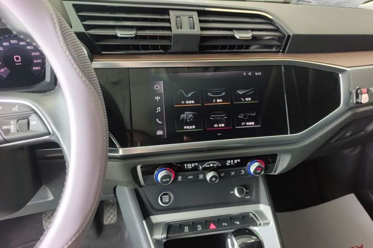 Audi Q3 2021 car image #15