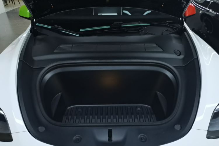 Tesla Model Y 2023 car image #20