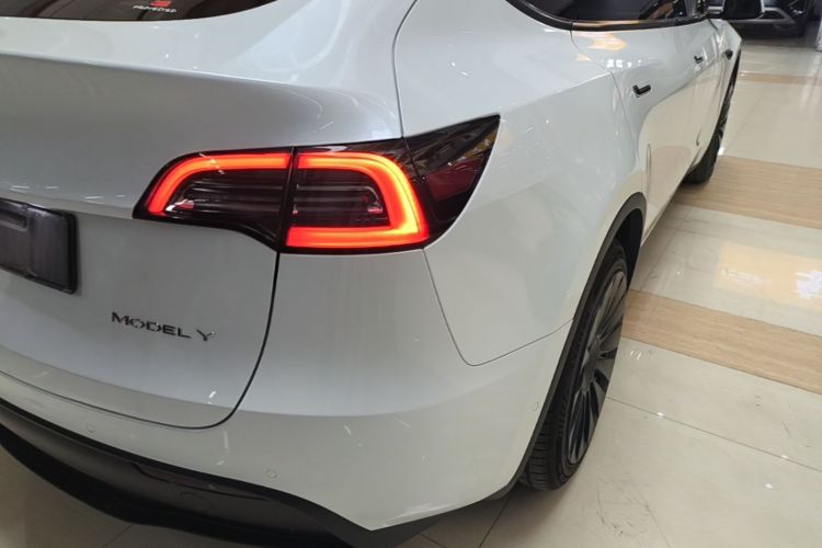 Tesla Model Y 2023 car image #8