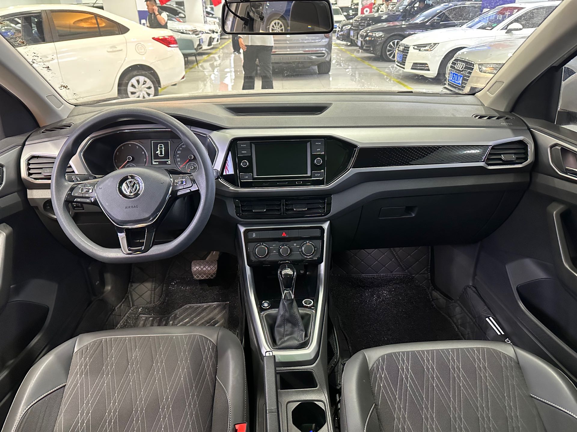 Volkswagen T-Cross 2020 car image #2