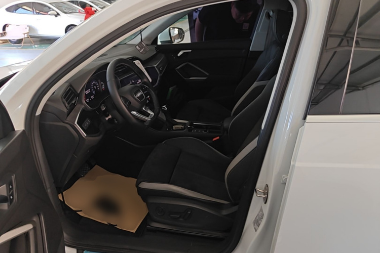 Audi Q3 2020 car image #15