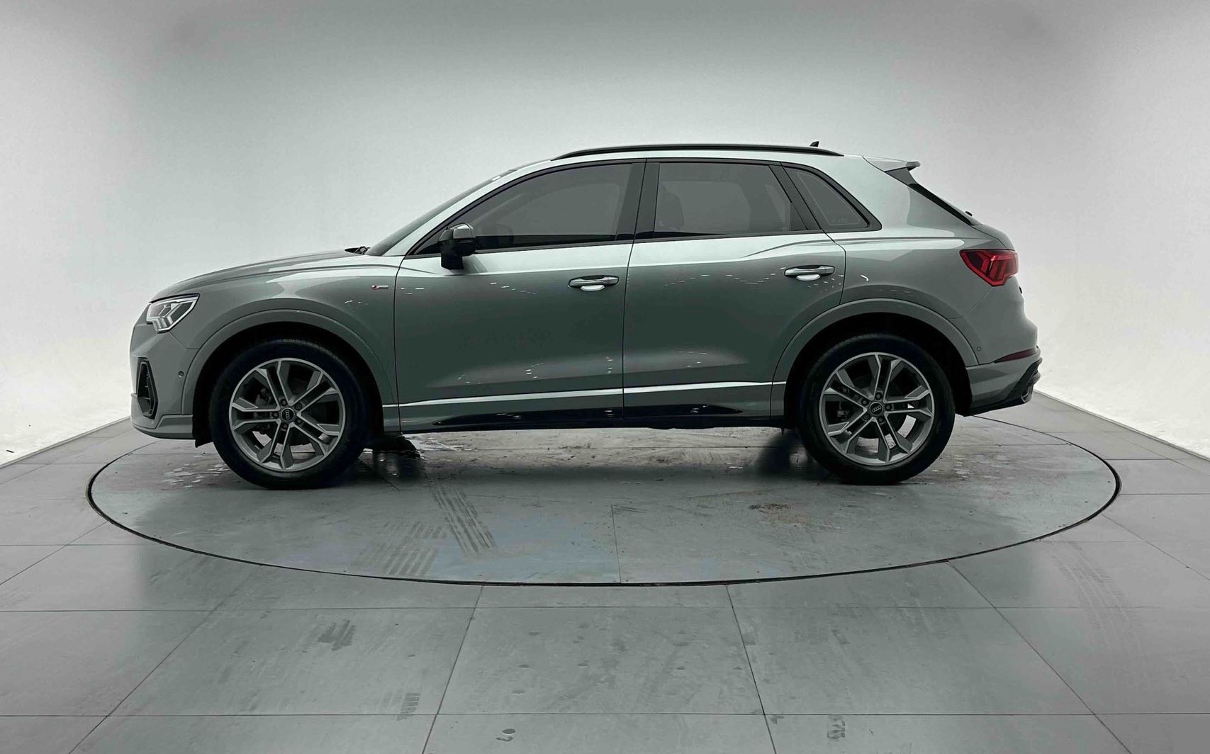 Audi Q3 2023 car image #3
