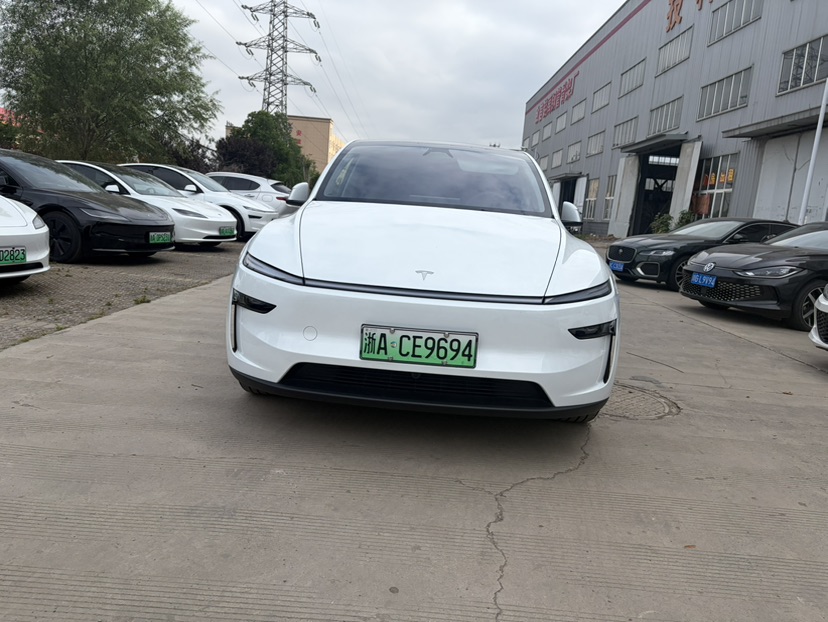 Tesla Model Y 2025 #2 Tesla Model Y 2025 car image #2