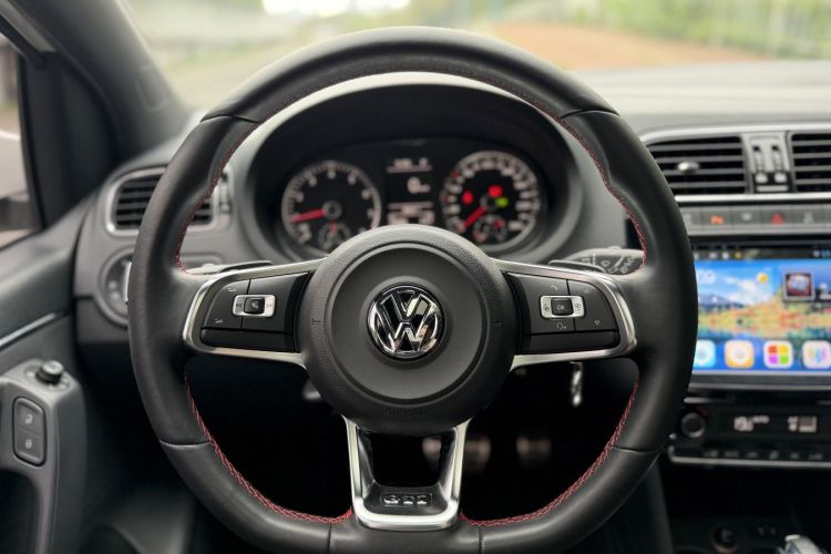 Volkswagen Polo 2016 car image #16