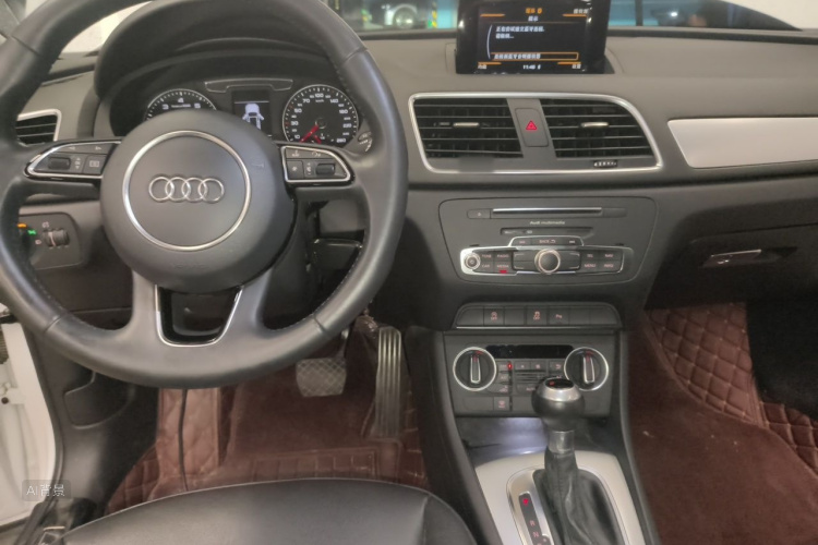 Audi Q3 2019 car image #11
