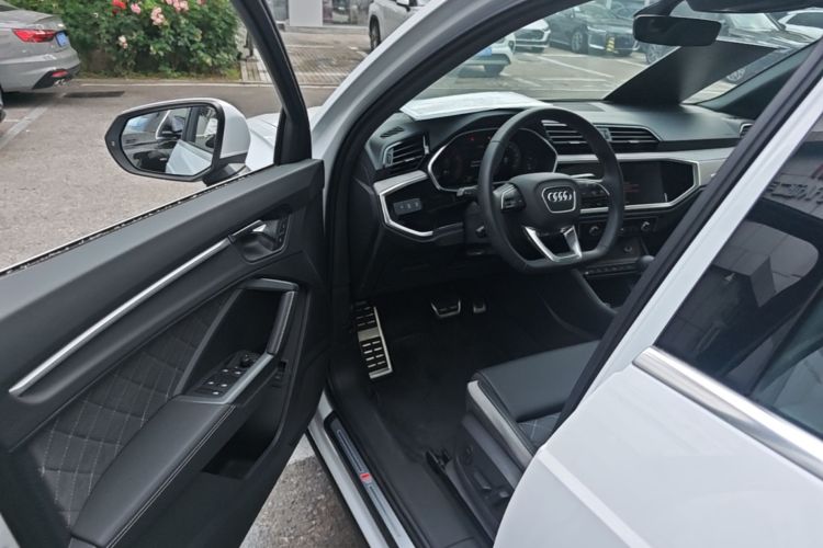 Audi Q3 2025 #18 Audi Q3 2025 car image #18