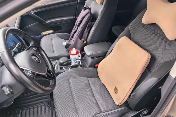 Volkswagen Golf 2018 car image #19