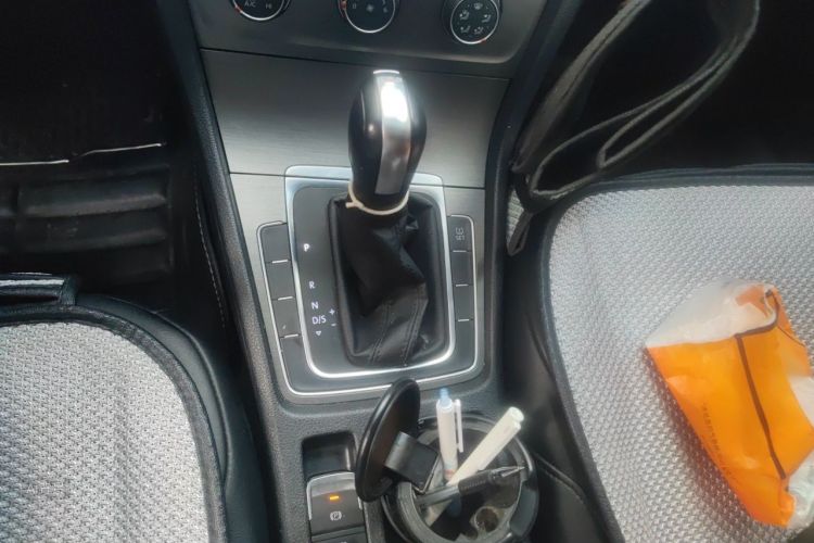 Volkswagen Golf 2015 car image #16