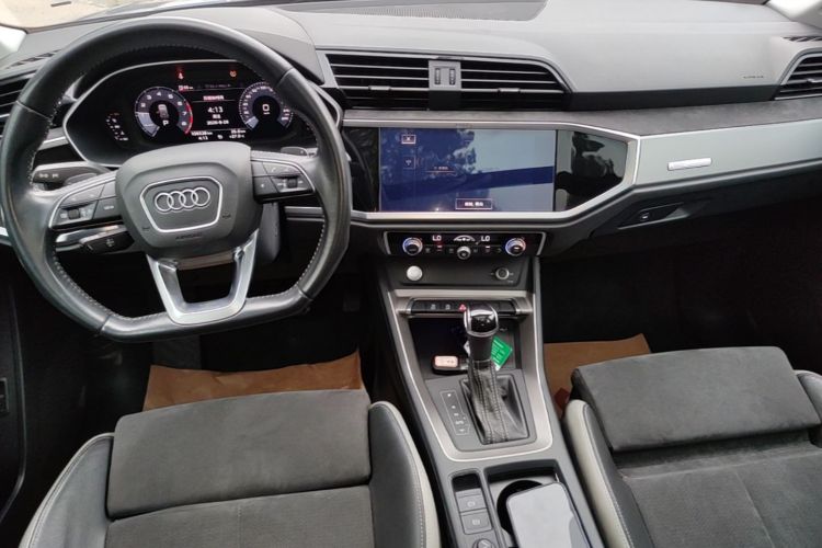 Audi Q3 2020 car image #17