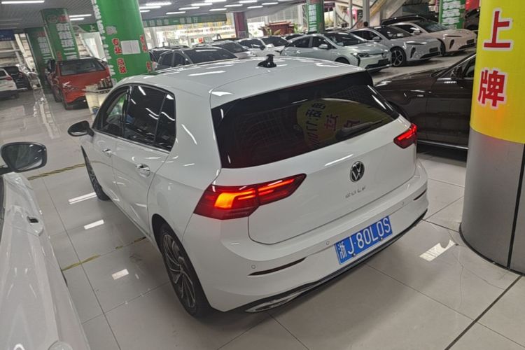 Volkswagen Golf 2023 car image #5