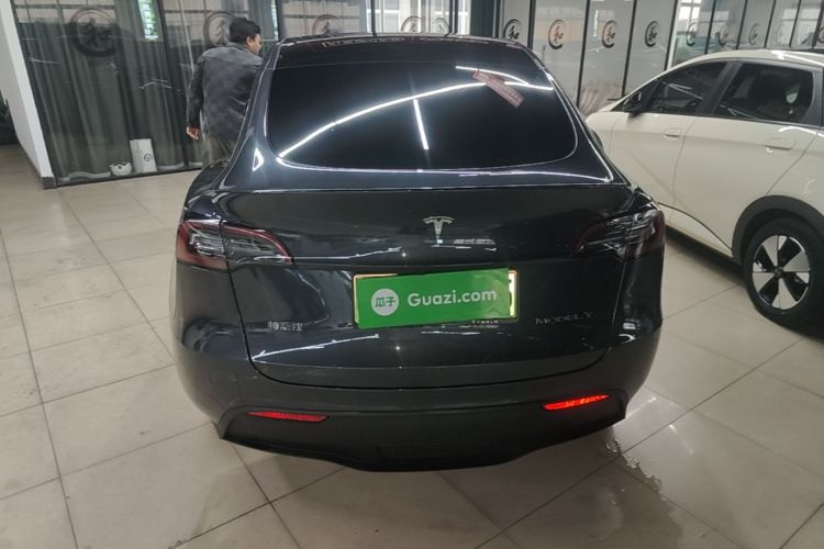 Tesla Model Y 2024 #4 Tesla Model Y 2024 car image #4