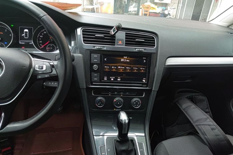 Volkswagen Golf 2019 car image #13