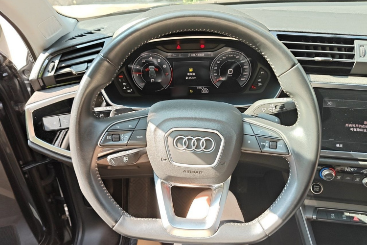 Audi Q3 2022 car image #11