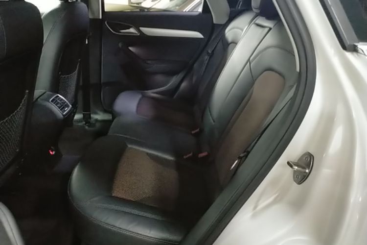 Audi Q3 2017 car image #13