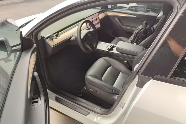 Tesla Model Y 2021 car image #16