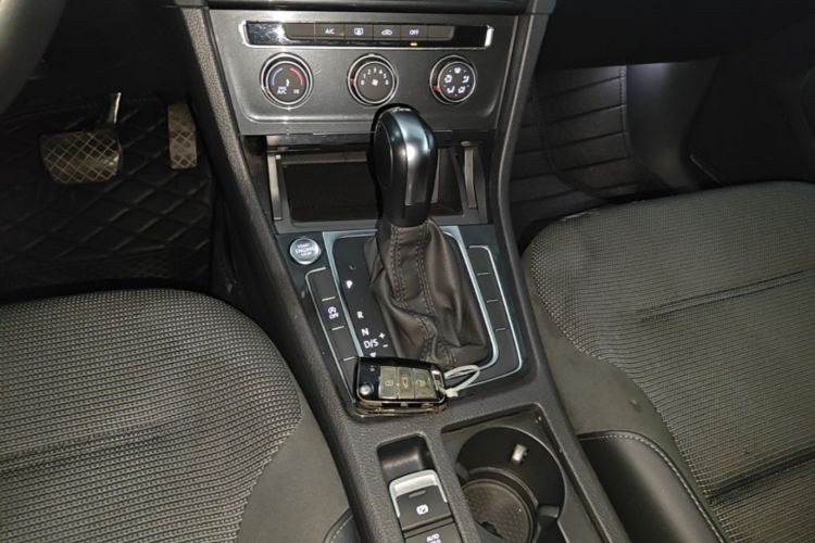 Volkswagen Golf 2020 car image #14