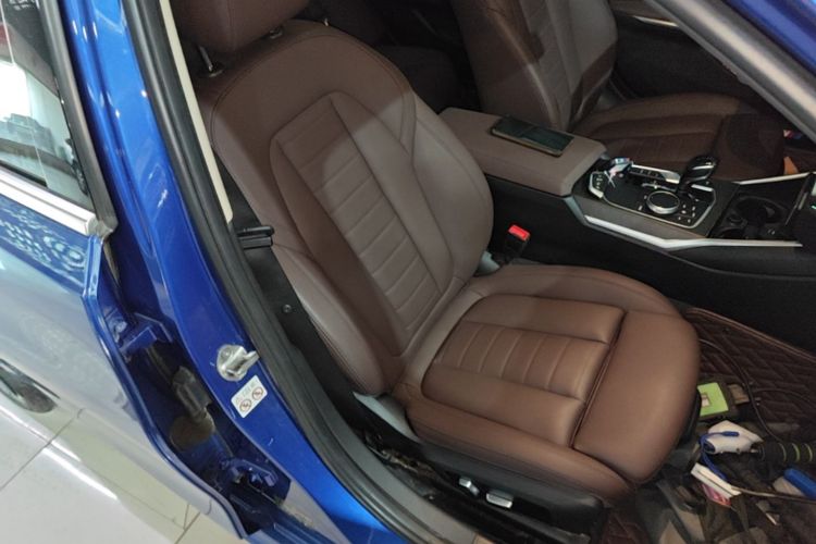 BMW 3 Series 2020 car image #24