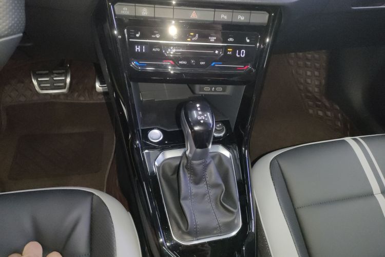Volkswagen T-Roc 2023 car image #18