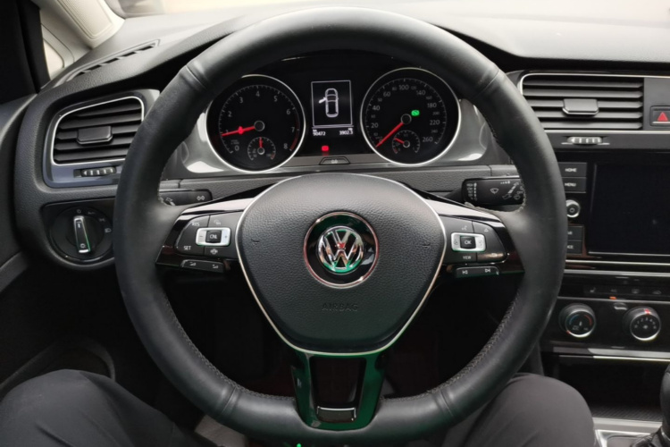 Volkswagen Golf 2019 car image #11