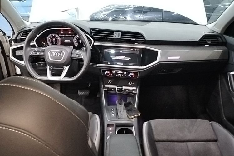 Audi Q3 2022 car image #11