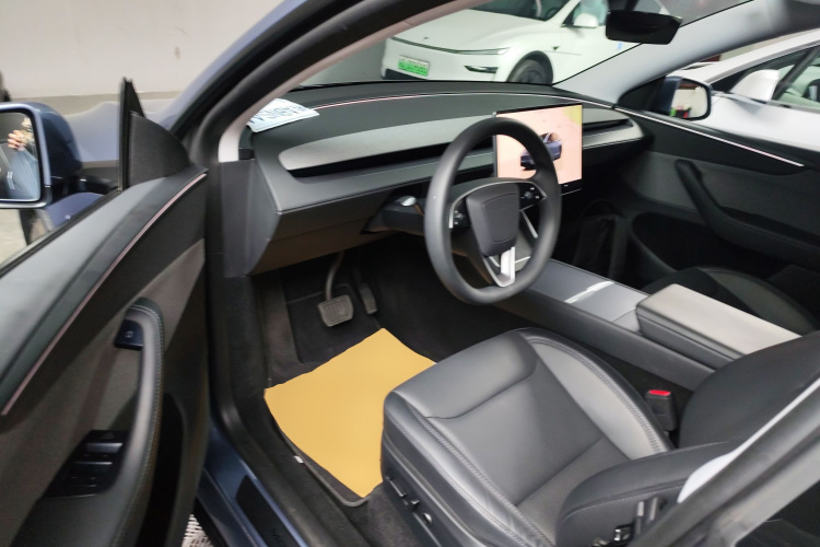 Tesla Model Y 2025 #16 Tesla Model Y 2025 car image #16
